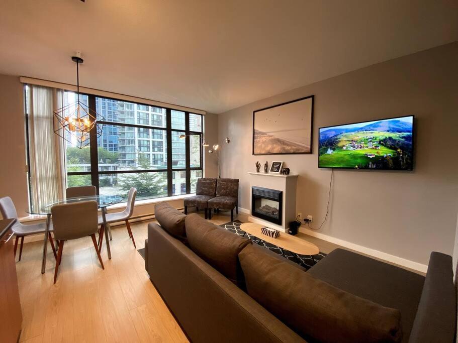 Entire Condo In Heart Of Downtown Vancouver Exterior foto
